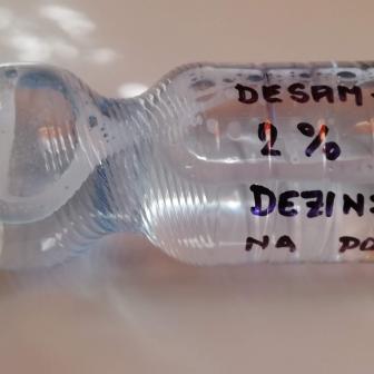 Rozdávané lahvičky s dezinfekcí